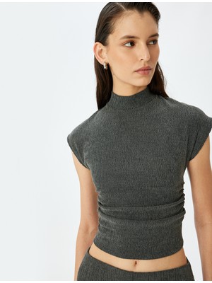 Koton Slim Fit Dokulu Dik Yaka Kolsuz Tişört