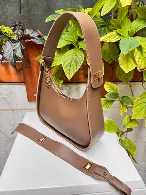 Alen Askısı Uzayıp Kısalabilen Şık Baget Çanta