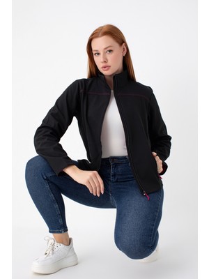 Kadın Siyah Softshell Mont – 2 Cepli, Pembe Çizgi Detaylı, Su Itici Kumaş ve Özel Doku