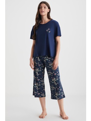 Penye Mood Comfort Mood Kadın Kapri Pijama Takımı Düz Yaka Lacivert Çiçek Desenli Yumuşak Dokulu