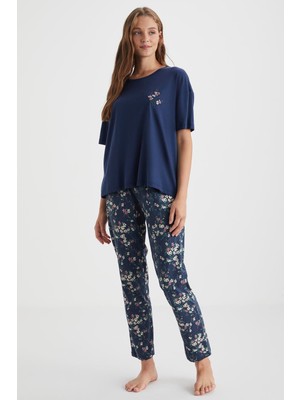 Penye Mood Kadın Pijama Takımı Düz Yaka Lacivert Desenli Yumuşak Dokulu Rahat Kullanım