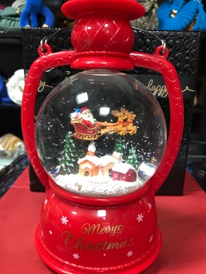 Asmalı Fener Yılbaşı Kırmızı Kar Küresi Işıklı Müzikli Kar Püskürtmeli Hediye Kutulu