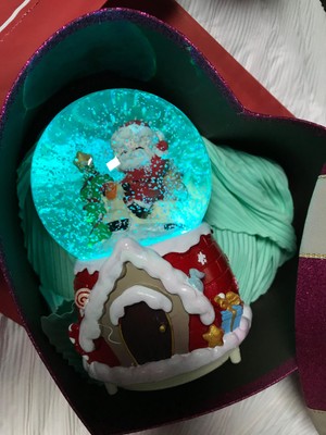 Yılbaşı Müzikli Işıklı Püskürtmeli Kar Küresi Noel Baba Büyük Boy Hediye Kutulu