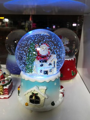 Yılbaşı Müzikli Işıklı Püskürtmeli Kar Küresi Noel Baba Büyük Boy Hediye Kutulu