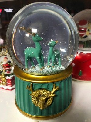 Sevimli Geyikler Love Kar Küresi Işıklı Müzikli Kar Püskürtmeli Büyük Boy Hediye Kutulu