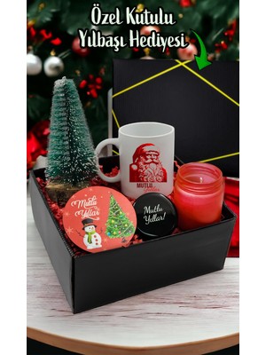 Vega Hediye Özel Hediye Kutulu Yılbaşı Hediye Seti (Yılbaşı Ağacı & Kupa & Mum & Altlık) Sıcak Atmosfer Yaratır