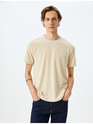 Koton Bisiklet Yaka Kısa Kollu Dokulu Slim Fit T-Shirt