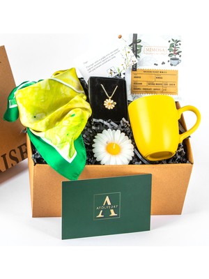 Kişiye Özel Hediye Seti- Papatya Mum - Papatya Kolye - Yeşil Desenli Fular - Sarı Kupa - Mimosa Pratik Filtre Kahve - Papatya Kart Notu - Özel Tasarım Hediye Kutusu