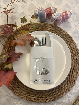 Kidspartim Gümüş Yaldızlı Beyaz Arapça Ay Desenli Ramadan Kerim Cepli Peçete 12'li 40x40