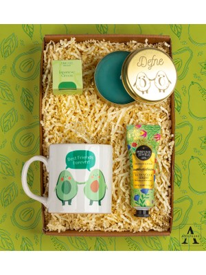 Kişiye Özel Best Friends Avokado Hediye Seti- Baskılı Teneke Mum - Özel Tasarım Avokado Baskılı Porselen Kupa - Muslin Çay - Eyüp Sabri Tuncer El ve Vücüt Kremi