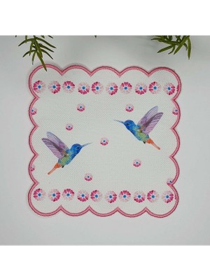 Decofav Sulu Boya Arı Kuşları ve Pembe Çiçek Desenli Nakış Kenar Kumaş Kokteyl Peçetesi 1 Adet