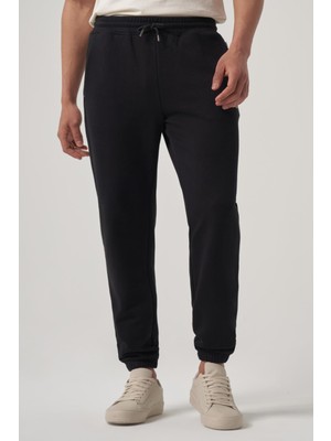 Isew Siyah Nakış Detaylı Relaxed Fit Jogger