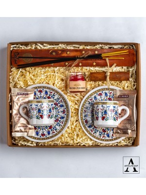 Kişiye Özel Kahve Keyfi Hediye Seti- Isimli Ahşap Tütsülük - 4 Adet Tütsü - 4 Parça Çiçek Motifli Kahve Fincanı Seti - 2 Adet Mehmet Efendi Türk Kahvesi - Mum - Çubuk Tarçın