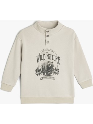 Koton Dik Yaka Düğme Detaylı Baskılı Pamuklu Oversize Sweatshirt