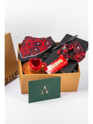 Kişiye Özel Hediye Seti- Kişiye Özel Siyah Defter - Siyah Tükenmez Kalem - Siyah Desenli Fular - Toka - Kalp Kahve Fincanı