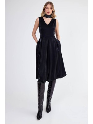 V Yaka Pileli Beli Kuşaklı Parlak Kumaş Elbise