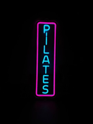 Neonite 'pilates' Işıklı Neon LED Dekoratif Duvar Yazısı Tabelası (15 x 50 cm )