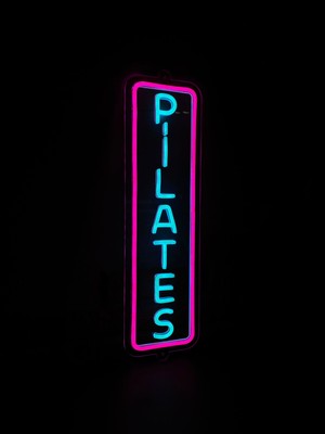 Neonite 'pilates' Işıklı Neon LED Dekoratif Duvar Yazısı Tabelası (15 x 50 cm )