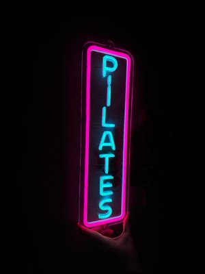 Neonite 'pilates' Işıklı Neon LED Dekoratif Duvar Yazısı Tabelası (15 x 50 cm )