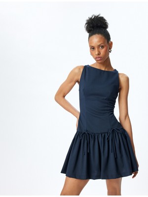 Koton Fiyonk Detaylı Bisiklet Yaka Kolsuz Mini Fırfırlı Elbise