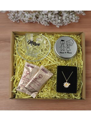 Bk Gift Kişiye Özel Isimli Dtf Cam Kahve Fincanı & Türk Kahvesi & Papatya Kolye & Gümüş Metal Kutuda Kokulu Mum  Seti-4, Sevgiliye , Yıl Dönümü si