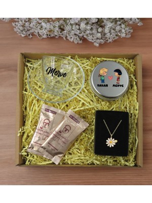 Bk Gift Kişiye Özel Isimli Dtf Cam Kahve Fincanı & Türk Kahvesi & Papatya Kolye & Gümüş Metal Kutuda Kokulu Mum  Seti-2, Sevgiliye , Yıl Dönümü si