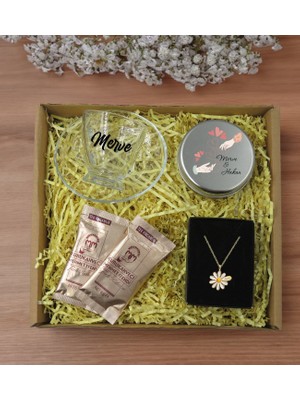 Bk Gift Kişiye Özel Isimli Dtf Cam Kahve Fincanı & Türk Kahvesi & Papatya Kolye & Gümüş Metal Kutuda Kokulu Mum  Seti-1, Sevgiliye , Yıl Dönümü si