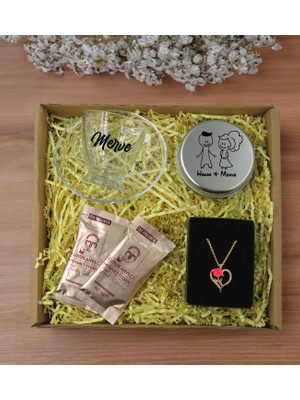Bk Gift Kişiye Özel Isimli Dtf Cam Kahve Fincanı & Türk Kahvesi & Aşk Çiçeği Kalp Kolye & Gümüş Metal Kutuda Kokulu Mum  Seti-4, Sevgiliye , Yıl Dönümü si