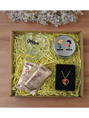 Bk Gift Kişiye Özel Isimli Dtf Cam Kahve Fincanı & Türk Kahvesi & Aşk Çiçeği Kalp Kolye & Gümüş Metal Kutuda Kokulu Mum  Seti-2, Sevgiliye , Yıl Dönümü si