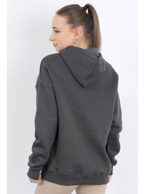 Kadın Vogue Nakışlı Kapüşonlu Kanguru Cepli Oversize Sweatshirt Füme - 2524