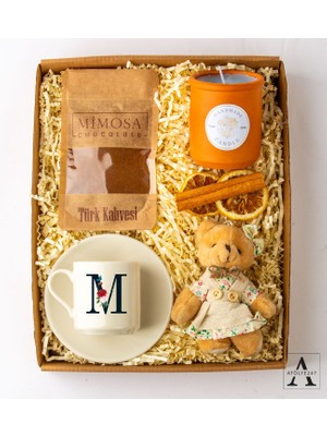 Kişiye Özel Tasarım Hediye Seti- Peluş Ayıcık Anahtarlık - Harf Baskılı Kahve Fincanı - Terracota Mum - Mimosa Türk Kahvesi - Çubuk Tarçın - Kuru Limon Dilimi