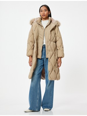 Koton Ekstra Uzun Şişme Mont Suni Kürk Detaylı Kapüşonlu Kemerli Rüzgar Kapaklı