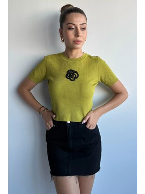 Kendinden Desenli Önü Gül Işlemeli Kadın Crop Top Bluz