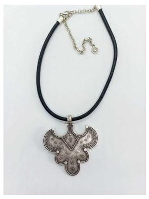 Siyah Deri Kordonlu Gümüş Kaplama Zamak Kolye