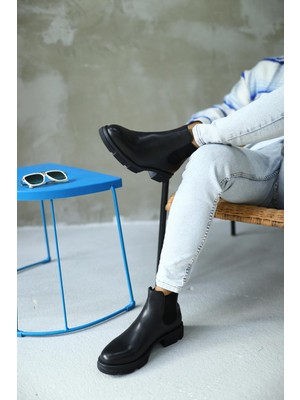 Serhat Özköroğlu - Siyah Erkek Bot Siyah