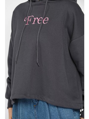 Gülseli Kapüşonlu Free Nakışlı Üç Iplik Şardonlu Sweatshirt