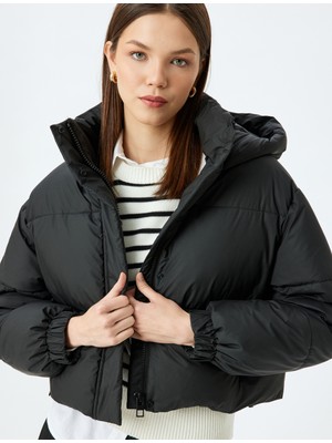 Koton Kapüşonlu Fermuarlı Cep Detaylı Kapitone Crop Şişme Mont