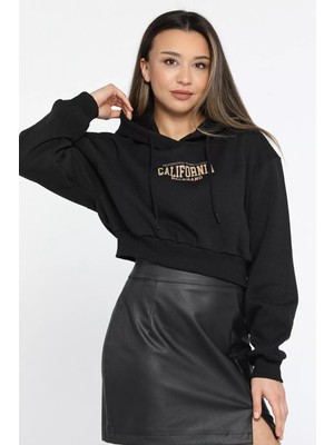 Gülseli Kadın Ön Baskılı Kapüşonlu Şardonlu Crop Sweatshirt