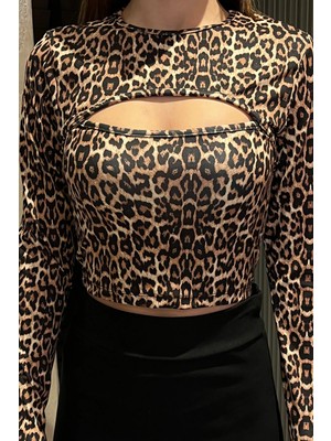 Gülseli Leopar Desenli Ön Pencereli Crop Top Bluz