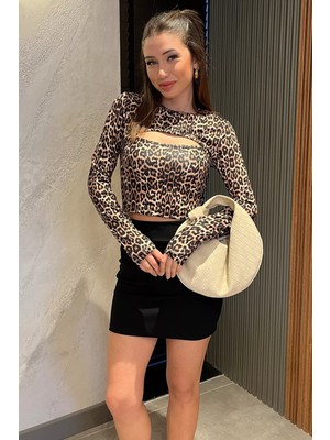 Gülseli Leopar Desenli Ön Pencereli Crop Top Bluz