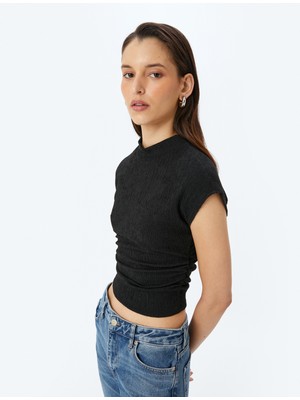 Koton Dik Yaka Kap Kol Drape Detaylı Dokulu Crop Tişört