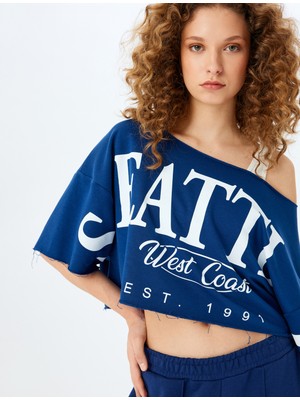 Koton Asimetrik Yaka Kolej Baskılı Oversize Kısa Kollu Crop Tişört