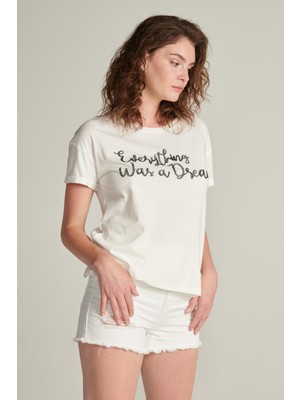 Kadın Beyaz Renk Nakış Detaylı Kısa Kollu T-Shirt