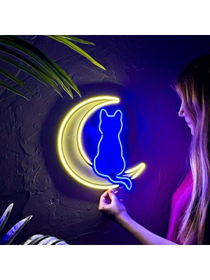 Luna - Ay Işığında Kedi - Kedi Hediye - Veteriner Metaş Duvar Süsü - Metal Üzerine Dekoratif Neon LED Renkli Işıklı Duvar Aydınlatması 32CM (En) x 33CM (Boy)