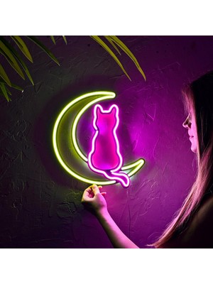 Luna - Ay Işığında Kedi - Kedi Hediye - Veteriner Metaş Duvar Süsü - Metal Üzerine Dekoratif Neon LED Renkli Işıklı Duvar Aydınlatması 32CM (En) x 33CM (Boy)