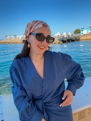 Begüm Akman Yandan Bağlamalı Keten Elbise