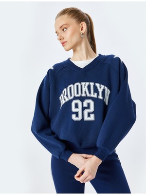 Koton Kolej Baskılı Uzun Kollu Oversize V Yaka Sweatshirt