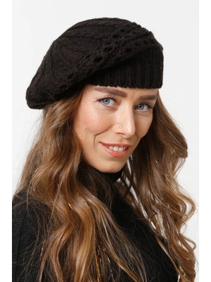 Kadın Ressam Triko Bere