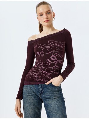 Koton Asimetrik Yaka Uzun Kollu Omzu Açık Baskılı Dantelli Tişört