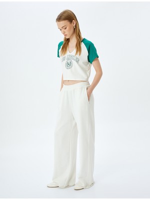 Koton V Yaka Kısa Kollu Kolej Baskılı Crop Slim Fit Tişört
